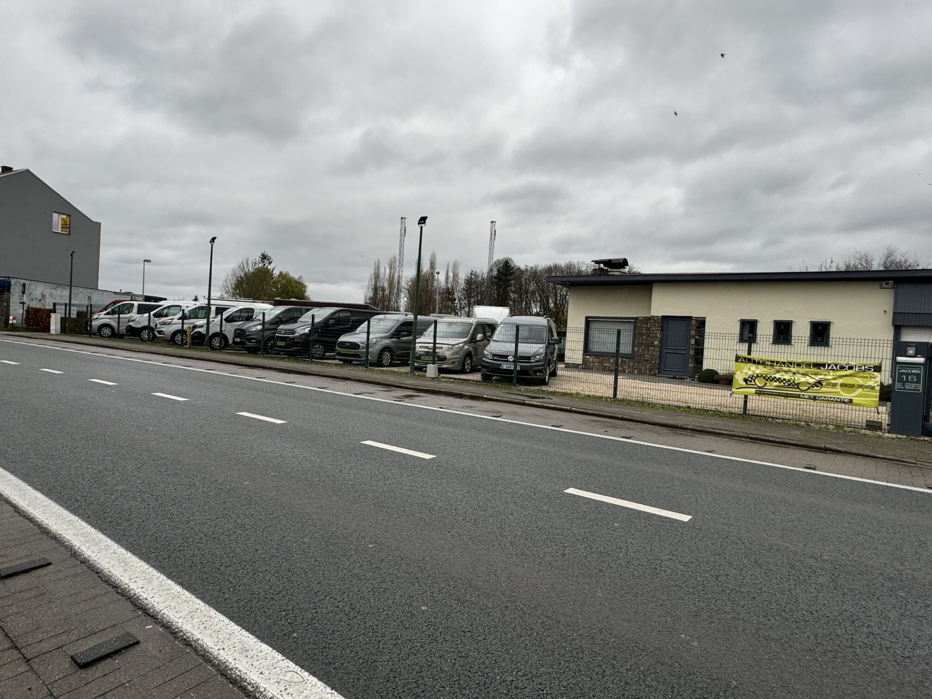 De zaak van Autohandel Jacobs vanop de weg